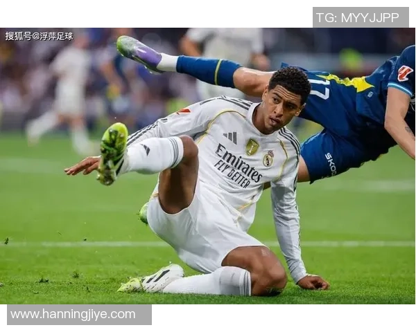 足球球星手持枪械形象震撼登场展现不同于场上英勇的硬汉气质