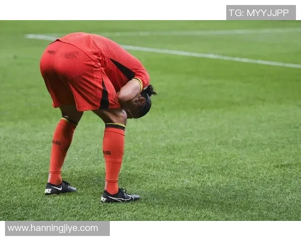 足球场上巨星泪洒赛场背后原因揭示球员心酸与压力