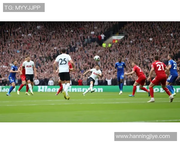 绿茵闪耀瞬间足球巨星精准传球引爆全场激情 绿茵闪耀瞬间足球巨星精准传球引爆全场激情